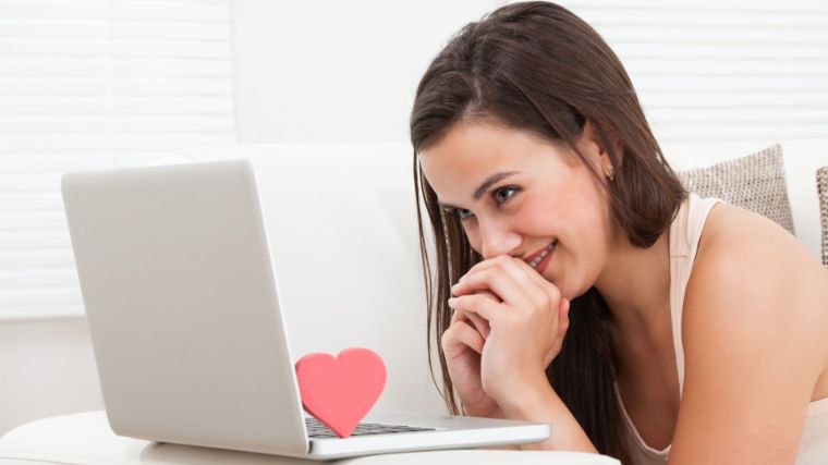 Переписываешься с парнем в Интернете? Узнай, как его правильно заинтересовать!