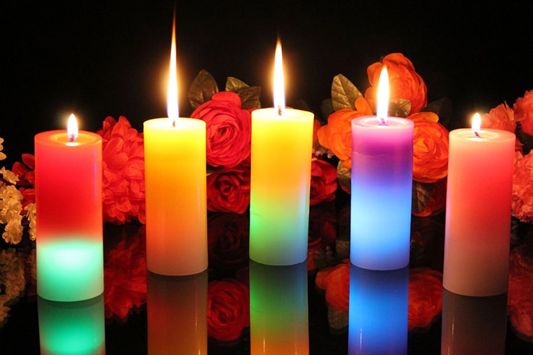 Как цвет свечей влияет на их энергетические свойства?