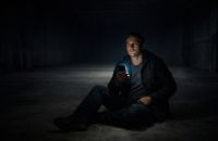 Иллюстрация / Рука тянется к телефону в очереди - и это было 350 лет назад